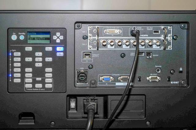 画像: 本体の入力端子は、HDCP2.2対応のHDMI入力のほか、12G SDI端子も搭載、業務用インターフェイスを備えている