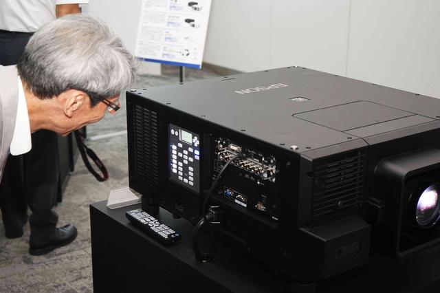画像: EB-L12000Qを入念にチェックする潮晴男氏