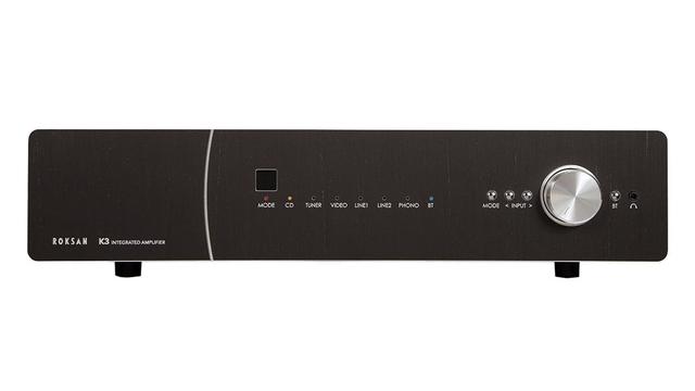 画像: K3 INTの寸法/質量は幅432×高さ105×奥行380mm/14kg。赤外線リモコンが付属する