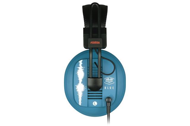 画像: ハウジングはDekoni Audioのブランドカラーであるブルーに塗装され、波形をあしらった模様もデザインされている