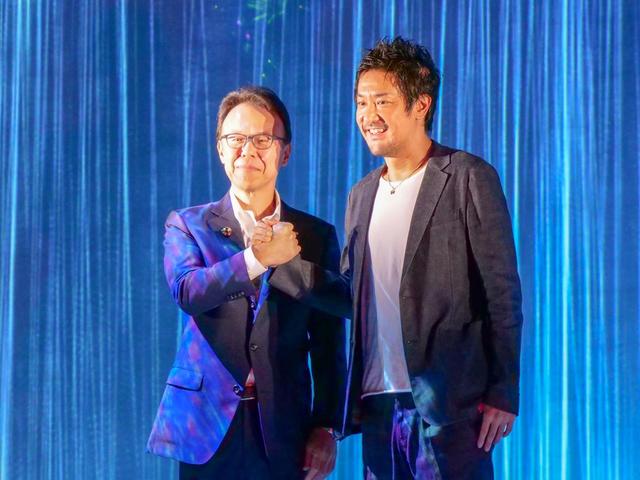 画像: エプソン販売株式会社 代表取締役社長 佐伯直幸氏(左)と、チームラボ代表 猪子寿之氏。両氏が今回のコラボレーションについて説明を行なった