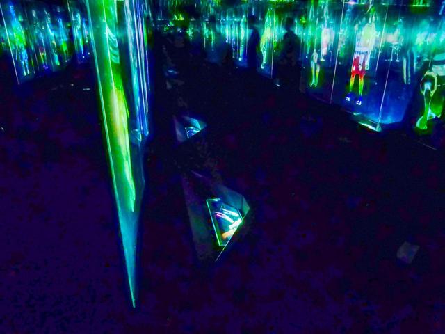画像: 壁以外にも、アクリルのような板をスクリーンにした展示もあり。足元に超短焦点プロジェクターが仕込まれている