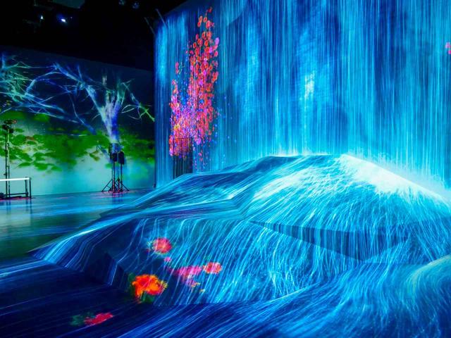 画像: 立体的な足場を含めて、映像は継ぎ目なく投写される