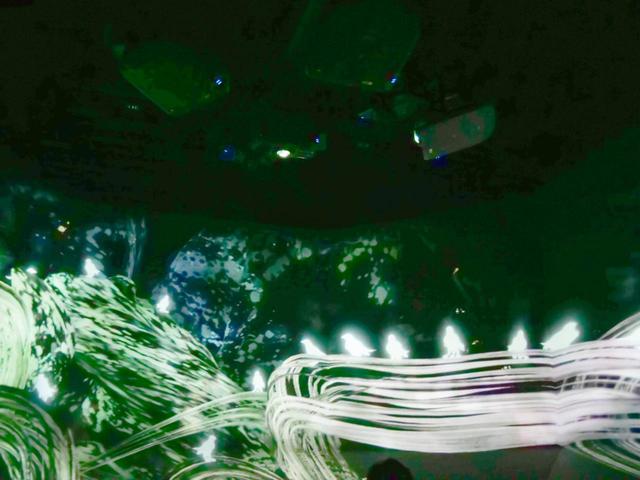 画像: そうして投写されるのが、こうした壁面をぐるりと覆うような“作品”