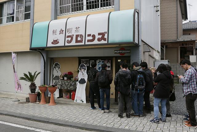 画像: アニメでも登場したメニュー「鉄板ナポリタン」を食べようと、軽食喫茶ブロンズには行列ができていた