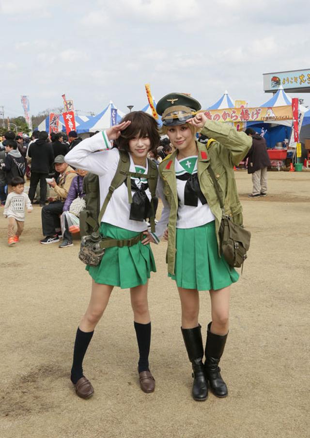 画像: 大洗ではたくさんのコスプレ女子にも出会えた。彼女たちが着ているのが、主人公たちが通う県立大洗女子学園の制服