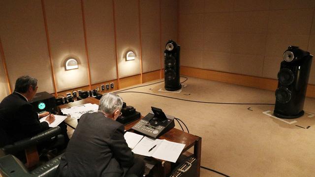 画像: 試聴時の様子。わずかな音の変化を聴き逃さないよう、全神経を耳に集めていたようだ