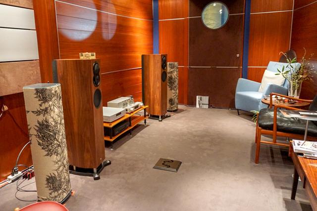 画像: 2Fには専用の試聴ルームを完備。スピーカーはLINN「EXAKT AKUBARIK」と「Series5 520」