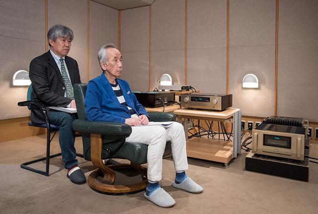 画像: Part2(ペア144万円~ペア280万円)の試聴を行なう傅 信幸さん(右)と三浦孝仁さん(左)。真剣勝負だけに、表情にも緊迫感が漂う