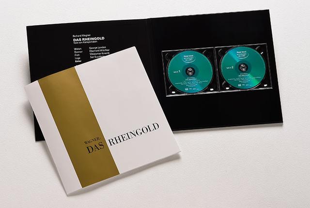 画像: 顔であるジャケットは、発売当初のLPジャケットをそのままのサイズで復刻。中を開くと、50ページ超のブックレットとSACDが収められている。本作のSACDは、CD層がないのでSACD対応プレーヤーでないと再生できない