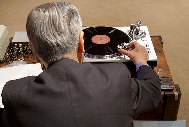 画像: アナログプレーヤーには、テクニクスの「SL-1200G」を使用。新さんがアナログレコードをセットし、針を落とす