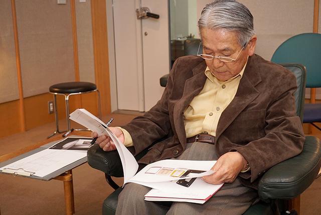 画像: リラックスした様子で資料に目を通す高津さん