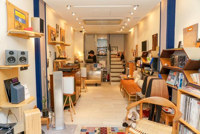 画像: 入口から店内1Fを見渡した様子