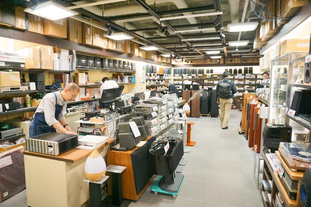 画像: 1Fのエントランスから店内を見た様子