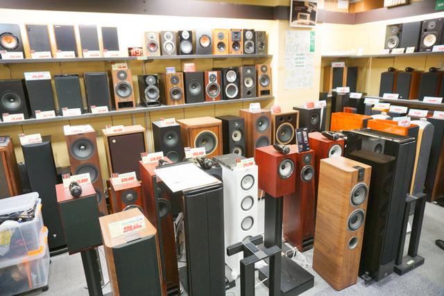 画像: 売り場奥には多数のスピーカーが展示されており、ボタンひとつで切り替えて試聴できる