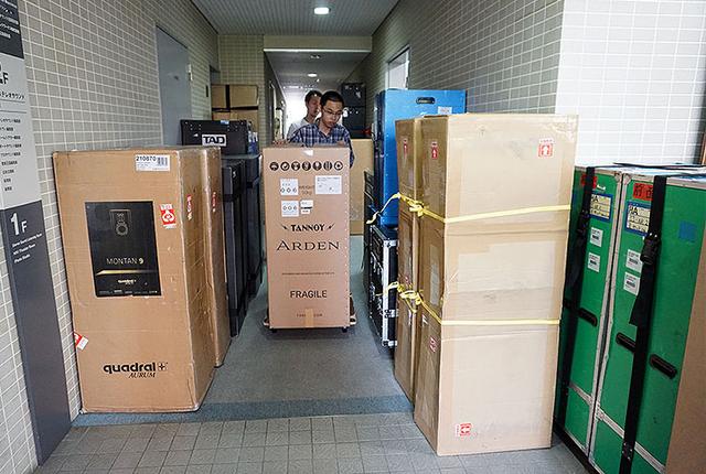 画像: 試聴期間中、スピーカーが一堂に運ばれてくるため、ステレオサウンド社のエントランスと通路はスピーカーでいっぱいになる