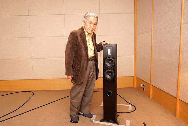 画像: カメラ目線のリクエストにも快く応じてくれた気さくな高津さん。一緒に映るモデルは、最後に聴いたトールボーイ型のPremium 701