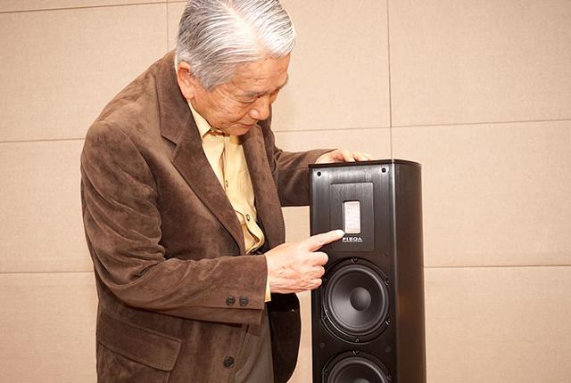 画像: 撮影が済んだら、早速製品チェックに移っていた