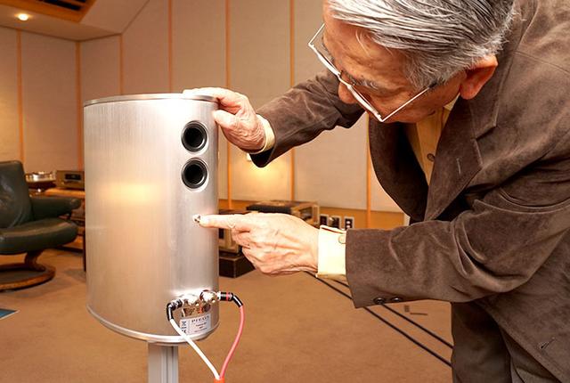 画像: もちろん、背面のチェックも抜かりはない。中央の壁付け用ブラケットのネジまで確かめていた