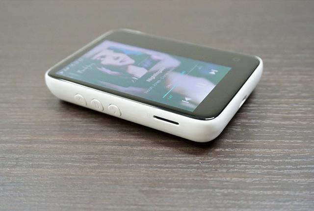 画像: 左側面に物理キーとmicroSDカードスロットがある。底面の接続端子は、充電/伝送用のUSB microB