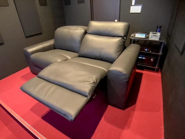 画像: 電動リクライニングシートを備える
