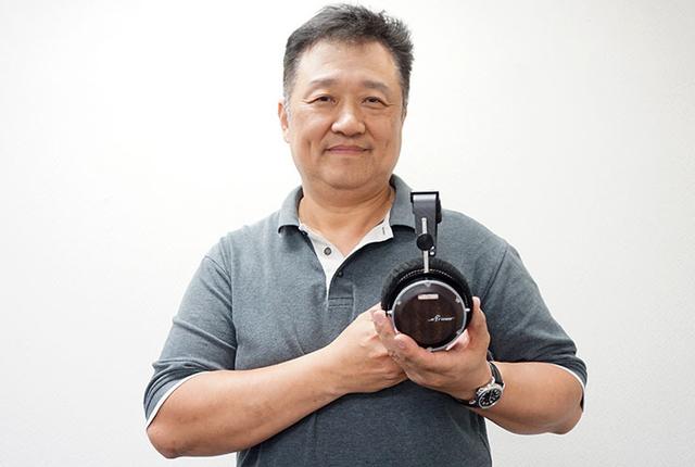 画像: 5月に発売された最新ヘッドホン「Signature」(¥640,000+税)を手にポーズ。硬く粘りが強いという台湾アカシアという木材を用いている