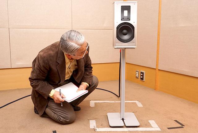画像: エンクロージャーの底面部にまで、チェックは及ぶ
