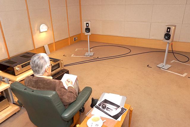 画像: 試聴の様子。楽曲が再生されるやいなや、空気が張り詰める
