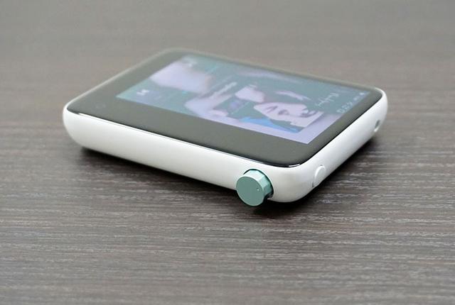 画像: 右側面と上面。唯一本機が上位機と異なるのは、バランス駆動に対応していないこと