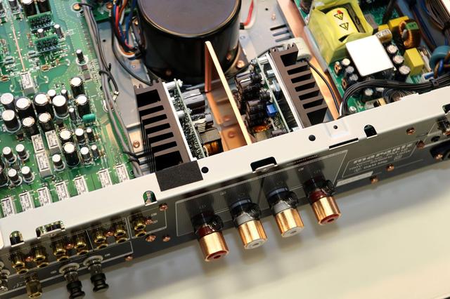 画像: PM-12のアンプモジュールとスピーカーターミナル部分。ダイレクトに接続されているので、設置場所も直近となる