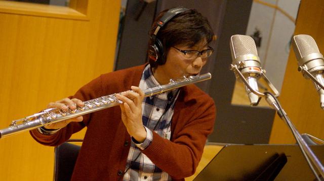 画像: ゲストフルート奏者の中川昌三氏。1曲目「ホワッツ・ゴーイング・オン」や9曲目「アイアンサイド・テーマ」でソロを担当している