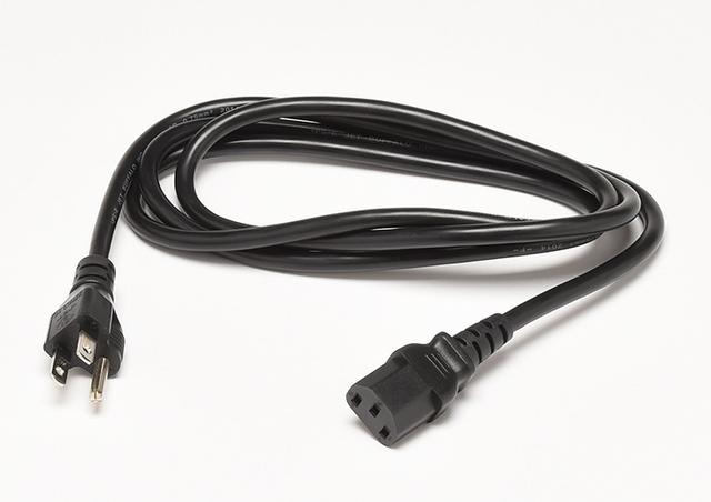 画像: 付属ケーブル DELAに付属する電源ケーブルはいたってノーマルなタイプとなっている。重要なのは、オーディオ用として市販されている電源ケーブルを使える3P仕様のインレットを備えていることだ