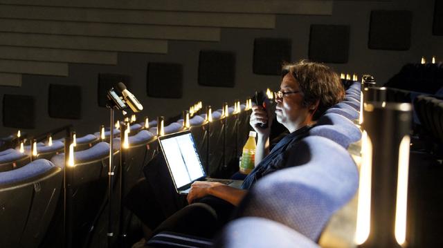 画像: 音響監修をする岩浪音響監督。測定器のほか、ノートPCでメモをとって音響のチェックを行なっている