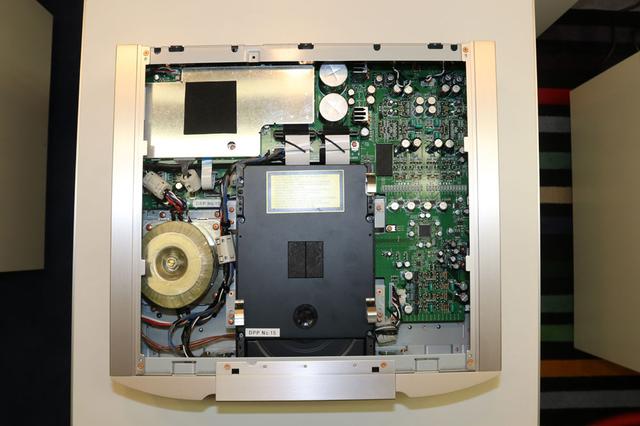 画像: SA-12の内部。ドライブメカはSA-10にも搭載されている「SACDM-3」。トランスもSA-10と同等のコアサイズ品を採用している
