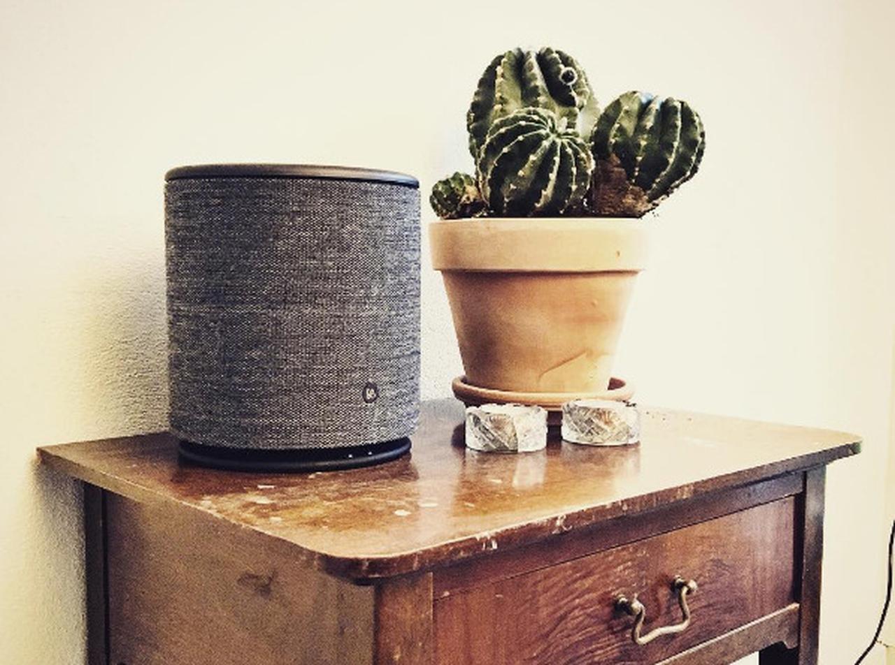 B&O PLAY M5 ワイヤレススピーカー グレー B&O PLAY、360度サウンドの円柱Bluetoothスピーカー「Beoplay M5