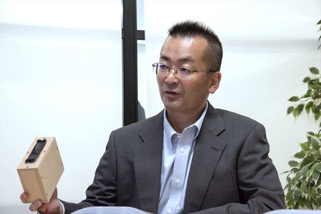 画像: 市川さんもこのMDF製エンクロージャーを手に、今回の協業の成果と、今後の可能性について熱く語ってくれた