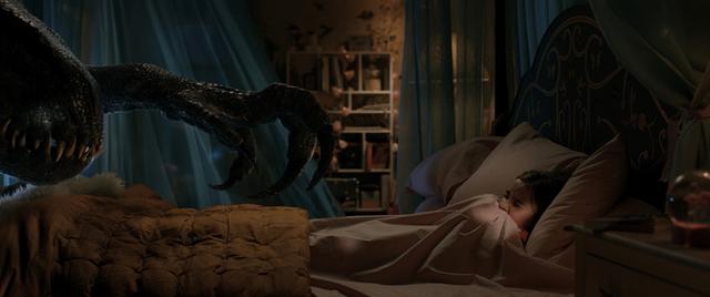 画像: 遺伝子操作で生み出された恐竜、インドラプトルがベッドの少女に近づくシーンは、影の演出も相俟って恐怖が募る。鋭い爪が恐ろしい