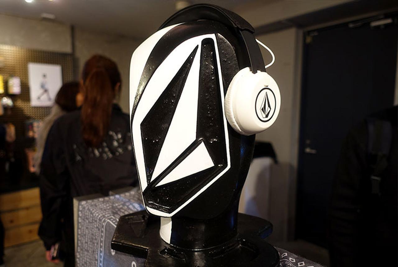 SkullcandyがVOLCOMとコラボオリジナルデザインのBluetoothイヤホン