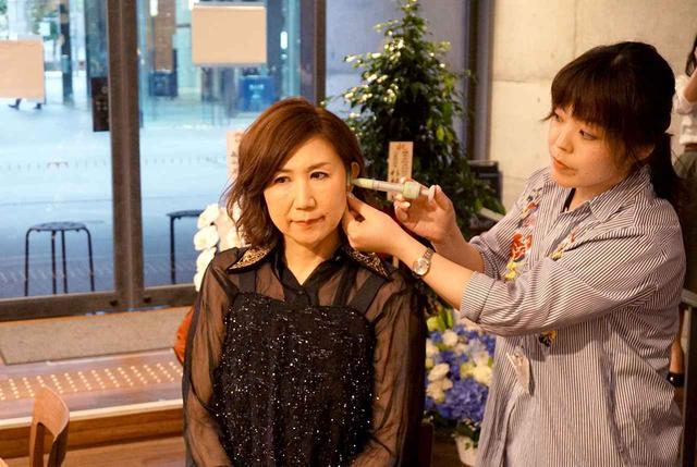 画像: 高橋さんは、発表会後に耳型を採取していた