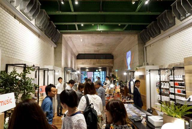 画像: 入り口付近から見たところ。建物の端まで「ONKYO BASE」となっている