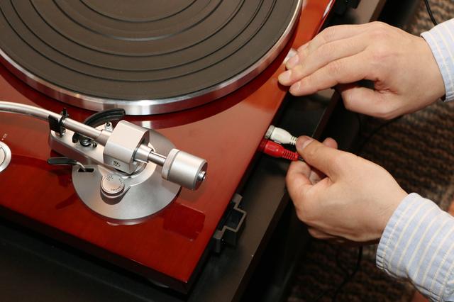 画像: アクティブスピーカー「TW-9」に付属しているRCA→3.5mmステレオミニケーブルを使って、プレーヤーとスピーカーを接続(結線)する
