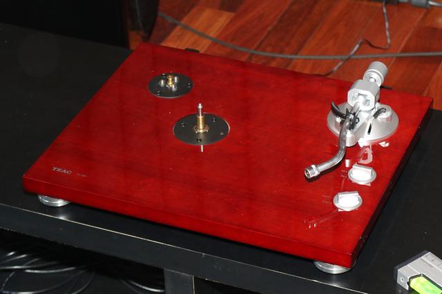 画像: TN-350を箱から出した状態。レコード盤を載せるプラッターとレコード針は破損を防ぐために外されている