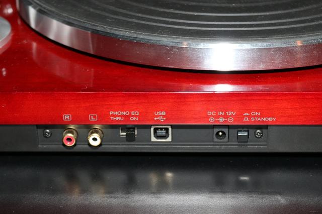 画像: TN-350のリア。「PHONO EQ」のスイッチで、フォノイコライザー機能のオン/オフをする。フォノイコライザー搭載機器と接続する場合はオフ、非搭載機器の場合はオンとする
