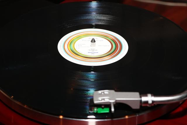 画像: 回転するレコード盤の上にレコード針を落とすと、溝に刻まれた信号を拾って、音楽が流れだす