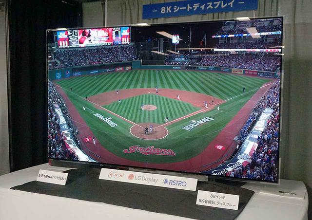画像: 88インチの8K薄型有機ELディスプレイで動画を再生していた。昨年までは4Kパネルを4枚つなぎ合わせていたが、今年は本当の一枚パネルだ