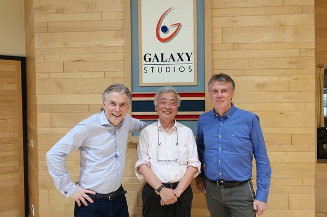 画像: 兄弟でギャラクシー・スタジオを興したヴィルフリート・ヴァン・ベーレンさん(左)とガイさん(右)。中央が麻倉さん