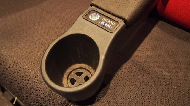 画像: カップホルダーの上にあるスイッチで、水の演出の有無を切り替えられる