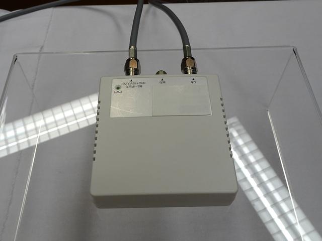 画像: 今回発表された専用アダプター。大きさはスマホ大で、アンテナの入出力を装備する