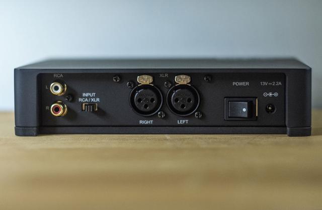 画像: 背面には、アナログ音声入力を、RCAとXLRの2系統装備する