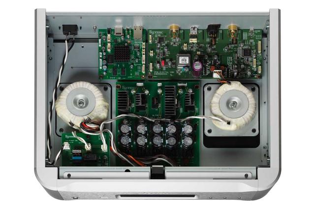 画像: 電源はネットワークモジュール用とその他のデジタル回路用に振り分けられ、それぞれに独立した大容量トロイダルトランスを備える。またネットワークモジュール専用電源には1F(1,000,000μF)の大容量スーパーキャパシター「EDLC(Electric Double-layer Capacitor)」を装備するほか、大容量フィルターコンデンサー、ショットキーバリアダイオードを用いることが特徴だ